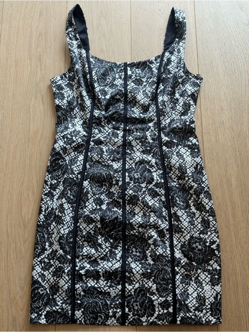 NWOT GUESS Black & White Lace Bodycon Dress 🔥 Sculpting Panel Mini - Picture 2 of 8